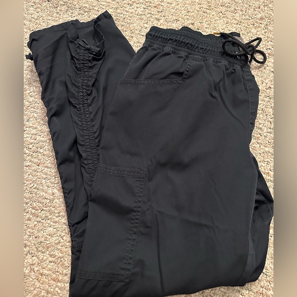 Jaanuu scrub pants in medium.